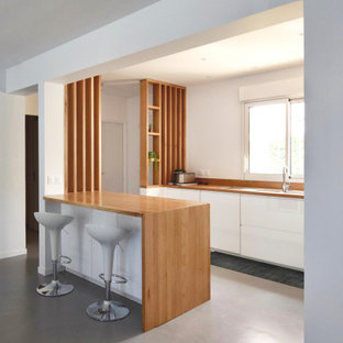 Idée de décoration pour une cuisine ouverte linéaire design de taille moyenne avec des portes de placard blanches, un plan de travail en bois, un sol gris, un évier 1 bac, un placard sans porte, une crédence marron, une crédence en bois, aucun îlot et un plan de travail marron.