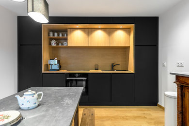 This is an example of a contemporary kitchen in Clermont-Ferrand.