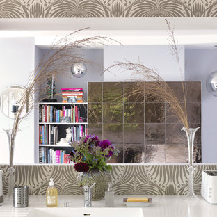 Idée de décoration pour une grand cuisine ouverte linéaire design.