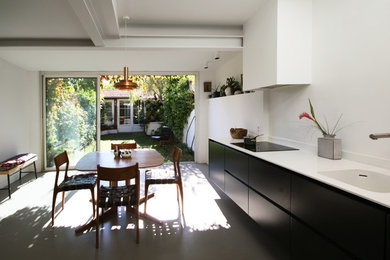 This is an example of a contemporary kitchen in Nantes.