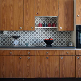 Idées déco pour une grand cuisine ouverte linéaire contemporaine avec des portes de placard en bois brun, un sol en bois brun et aucun îlot.