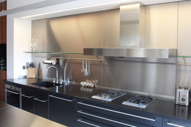 Inspiration for a modern kitchen in Grenoble.