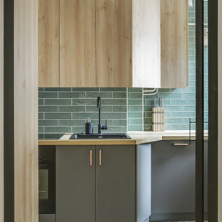 Esempio di una piccola cucina lineare industriale chiusa con lavello a vasca singola, ante a filo, ante in legno chiaro, top in legno, paraspruzzi verde, paraspruzzi con piastrelle diamantate, elettrodomestici da incasso, pavimento in cementine, nessuna isola, pavimento verde e top marrone