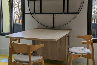 Diseño de cocina comedor lineal urbana de tamaño medio sin isla con armarios con paneles lisos