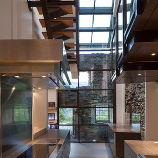 Inspiration pour une cuisine parallèle design fermée et de taille moyenne avec des portes de placard grises, un sol en carrelage de céramique, un placard à porte plane, 2 îlots et un plan de travail en bois.