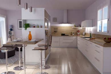 Imagen de cocina minimalista abierta con fregadero bajoencimera, puertas de armario beige, encimera de mármol, suelo de madera clara y suelo beige
