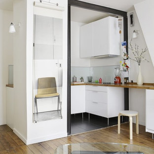 Foto di una piccola cucina design con ante bianche e nessuna isola