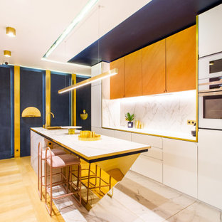 Cette image montre une cuisine ouverte linéaire design de taille moyenne avec un évier intégré, un placard à porte affleurante, des portes de placard en bois clair, un plan de travail en marbre, une crédence blanche, une crédence en marbre, un électroménager blanc, un sol en marbre, un îlot central, un sol blanc, un plan de travail blanc et un plafond décaissé.