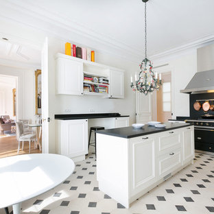 Inspiration pour une très grand cuisine américaine traditionnelle en L avec des portes de placard blanches et un îlot central.