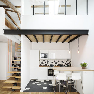 Esempio di una cucina scandinava di medie dimensioni con lavello da incasso, ante bianche, top in legno, paraspruzzi multicolore, paraspruzzi con piastrelle in ceramica, elettrodomestici bianchi, pavimento con piastrelle in ceramica, penisola e ante lisce