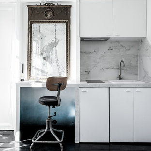 Cette photo montre une petit cuisine chic fermée avec un évier posé, un placard à porte plane, des portes de placard blanches, une crédence blanche, aucun îlot, un plan de travail en marbre, un électroménager blanc et un sol en bois peint.