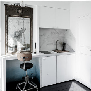 Cette photo montre une petit cuisine ouverte linéaire scandinave avec des portes de placard blanches, une crédence multicolore, une crédence en carrelage de pierre, un sol en bois foncé et aucun îlot.