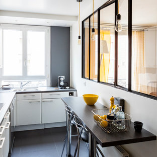 Idée de décoration pour une petit cuisine américaine design en L avec un évier 2 bacs, un placard à porte plane, des portes de placard blanches et aucun îlot.