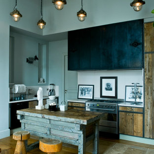 Cette photo montre une cuisine ouverte éclectique en L de taille moyenne avec un placard à porte plane, des portes de placard en bois brun, une crédence blanche, un électroménager en acier inoxydable, un sol en bois brun, un îlot central et un sol beige.