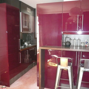 Inspiration for a contemporary l-shaped open plan kitchen in Paris with an undermount sink, flat-panel cabinets, purple cabinets, concrete benchtops, grey splashback, slate splashback, panelled appliances and terra-cotta floors.