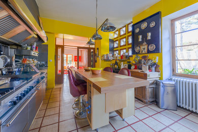 Inspiration for a mediterranean kitchen remodel in Marseille