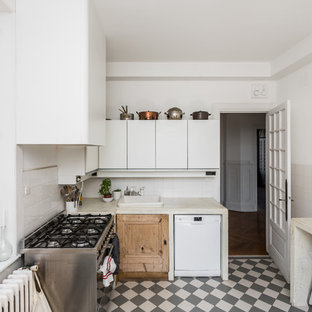 Idées déco pour une cuisine classique en L de taille moyenne et fermée avec des portes de placard blanches, un plan de travail en béton, une crédence blanche, une crédence en carreau de céramique, un évier posé, un placard à porte plane, un électroménager en acier inoxydable et aucun îlot.