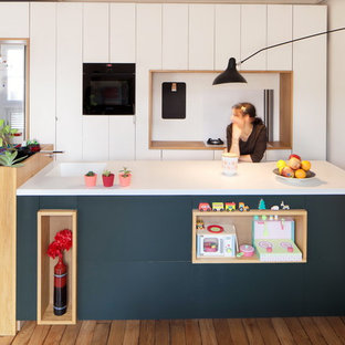 Inspiration pour une petit cuisine ouverte parallèle nordique avec un îlot central.