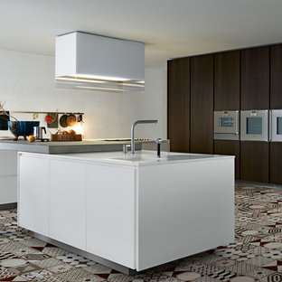 Aménagement d'une grand cuisine contemporaine en L fermée avec des portes de placard en bois sombre et un îlot central.