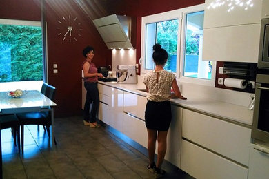 Cette photo montre une cuisine moderne.