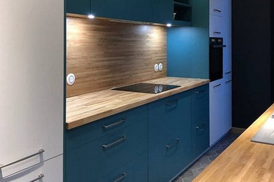 Exemple d'une cuisine parallèle moderne avec un plan de travail en bois et un sol gris.