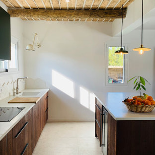 Aménagement d'une cuisine parallèle contemporaine de taille moyenne avec un évier encastré, un placard à porte plane, des portes de placard en bois brun, une crédence beige, un électroménager encastrable, un îlot central, un sol beige, un plan de travail beige et un plafond en bois.