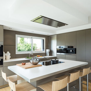 Inspiration for a contemporary l-shaped eat-in kitchen in Brest with an integrated sink, brown cabinets, laminate benchtops, brown splashback, stainless steel appliances, medium hardwood floors, with island, brown floor and white benchtop.