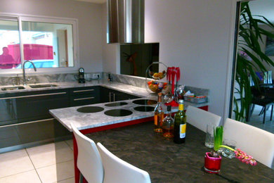 Design ideas for a contemporary kitchen in Angers.
