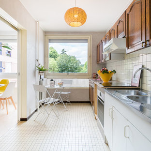 Exemple d'une cuisine linéaire scandinave fermée avec un évier posé, un placard avec porte à panneau surélevé, des portes de placard en bois sombre, un plan de travail en bois, une crédence blanche, une crédence en carreau de céramique, aucun îlot, un sol blanc et un plan de travail beige.