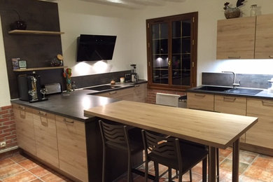 This is an example of a contemporary kitchen in Le Havre.