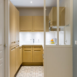Idées déco pour une petit cuisine scandinave en U fermée avec un évier posé, des portes de placard en bois clair, une crédence blanche, un électroménager encastrable et aucun îlot.