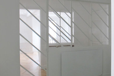 Exemple d'une cuisine tendance de taille moyenne avec des portes de placard blanches et un plan de travail en quartz.
