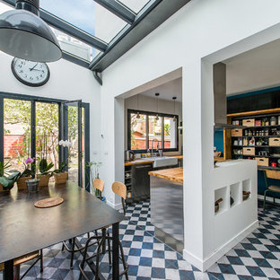 Aménagement d'une grand cuisine américaine scandinave en L avec un îlot central.