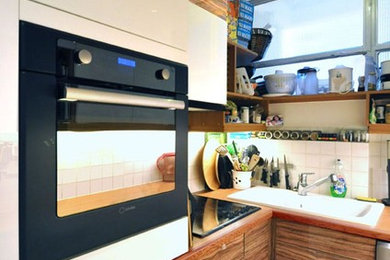 Idéer för att renovera ett avskilt, litet funkis u-kök, med släta luckor