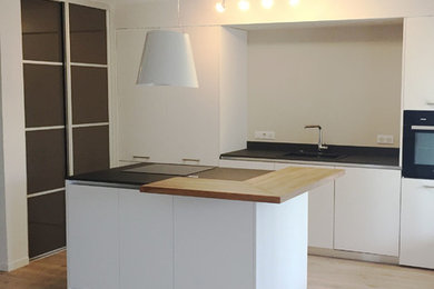 Kitchen - modern kitchen idea in Lyon
