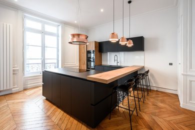 Ejemplo de cocina contemporánea con fregadero bajoencimera, electrodomésticos con paneles y suelo de madera oscura