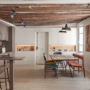 Cette image montre une cuisine ouverte linéaire design avec un évier encastré, un placard à porte plane, des portes de placard marrons, un électroménager en acier inoxydable, un sol en bois clair, aucun îlot, un sol beige et un plan de travail marron.