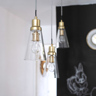 Ispirazione per una piccola cucina mediterranea con lavello sottopiano, ante lisce, ante in legno bruno, paraspruzzi blu, paraspruzzi con piastrelle in terracotta, elettrodomestici neri, pavimento con piastrelle in ceramica, pavimento turchese, top nero, top in superficie solida e penisola