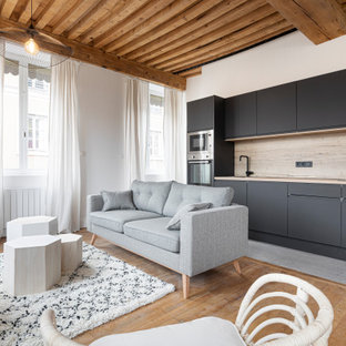 Idée de décoration pour une très grand cuisine méditerranéenne avec des portes de placard noires, un sol en carrelage de céramique et un sol gris.