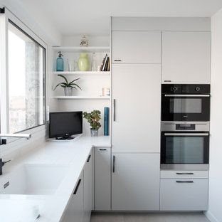 Aménagement d'une petit cuisine contemporaine avec un sol gris.