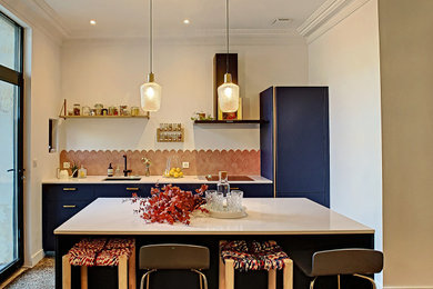 Immagine di una grande cucina bohémian con lavello sottopiano, ante lisce, ante blu, top in marmo, paraspruzzi rosa, paraspruzzi con piastrelle in terracotta e pavimento alla veneziana