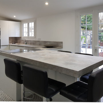 Rénovation cuisine blanche avec îlot central