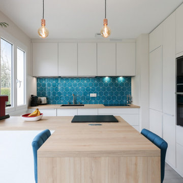 Rénovation cuisine épurée avec crédence en verre synthétique