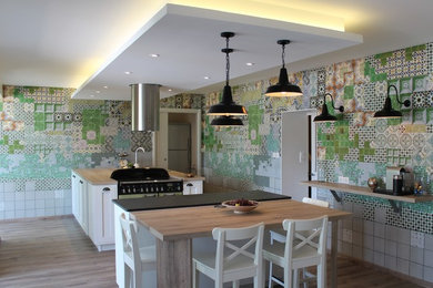 クレルモン・フェランにある北欧スタイルのおしゃれなアイランドキッチン (セラミックタイルのキッチンパネル、淡色無垢フローリング、ベージュの床、木材カウンター) の写真