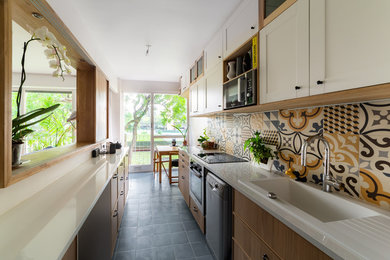 Cette image montre une cuisine linéaire de taille moyenne avec un évier encastré, un plan de travail en stratifié, un sol bleu et un plan de travail blanc.