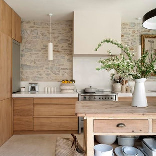 Foto di una grande cucina country chiusa con ante in legno chiaro