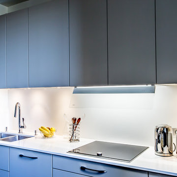 Rénovation d'une cuisine d'appartement en blanc et gris