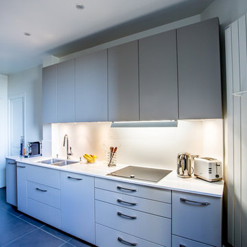 Rénovation d'une cuisine d'appartement en blanc et grisRenovation d’une cuisine