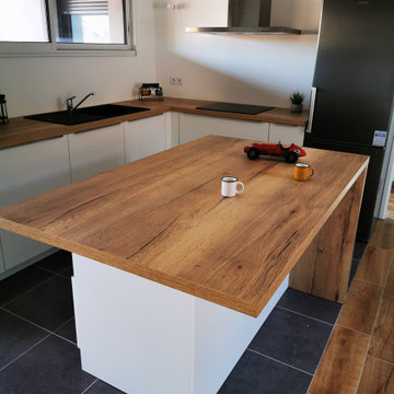 Rénovation d'une cuisine ouverte blanche & bois