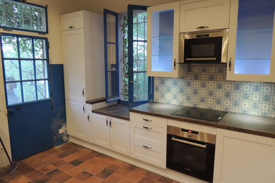 Design ideas for a classic kitchen in Marseille.